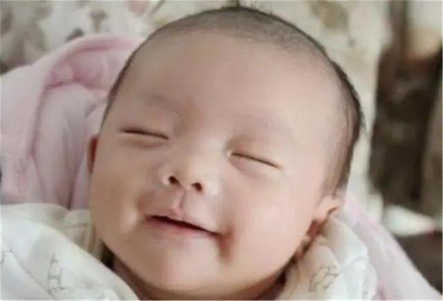 【新生】护士反手就是一巴掌，宝妈却连声道谢新生宝宝对着妈妈咧嘴笑