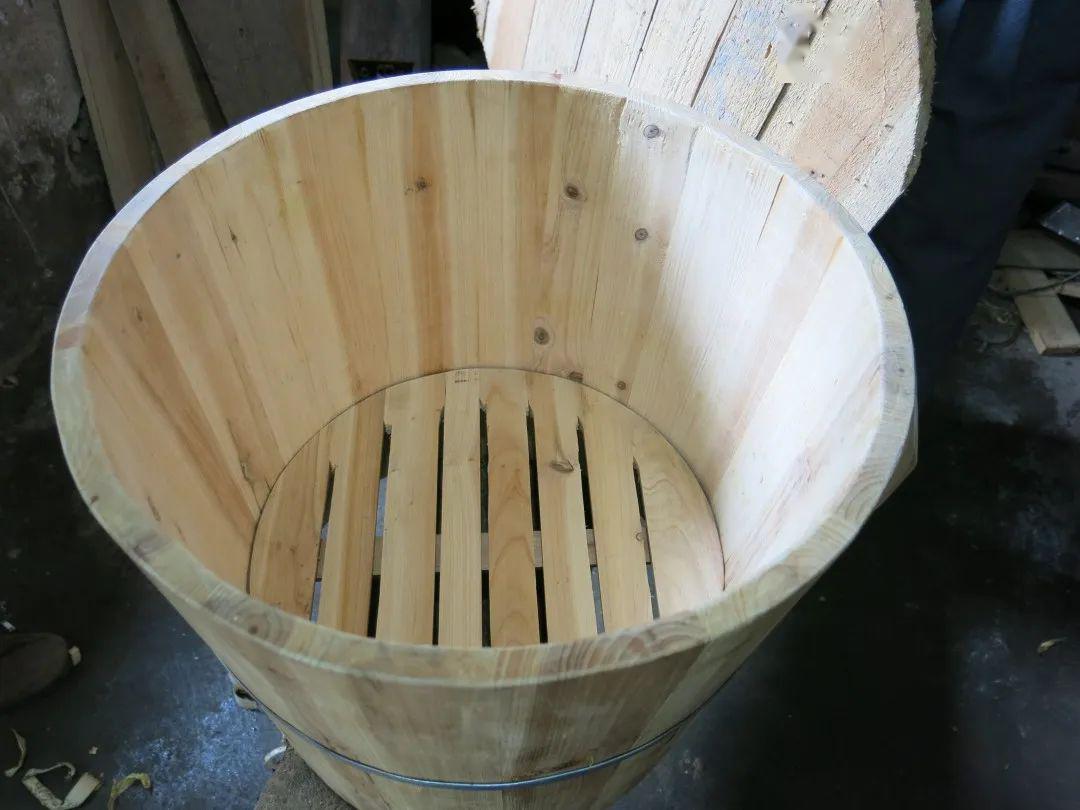 但纯天然和纯手工制作的木桶的好处是无法替代的.