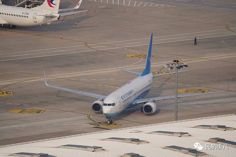 厦航波音737准备靠桥下客 返回搜