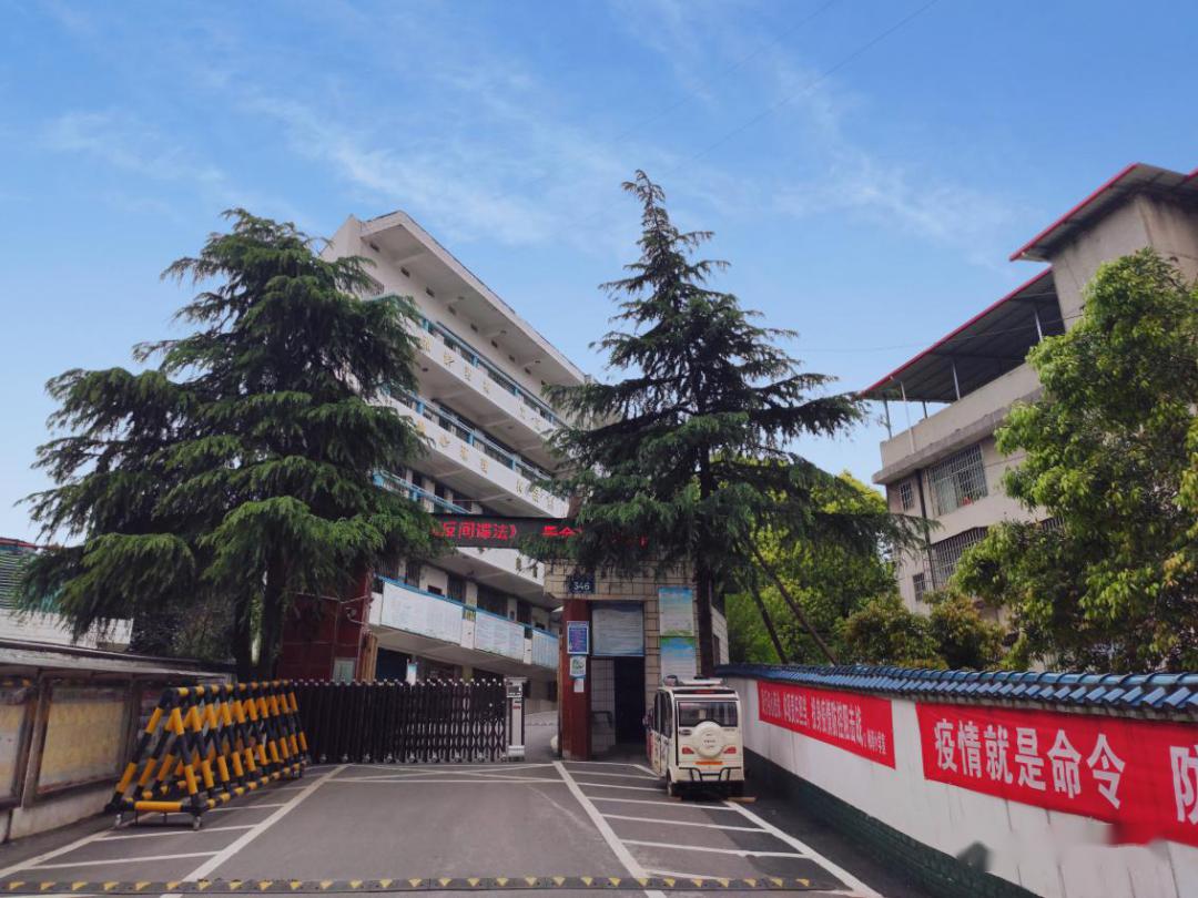 重点中学,文化氛围浓厚哼一首儿歌已到校门口梅湾小学,京华中学距滨江