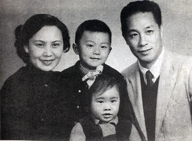 上图为赵丹和妻子黄宗英,与几个子女所拍的一张全家福.