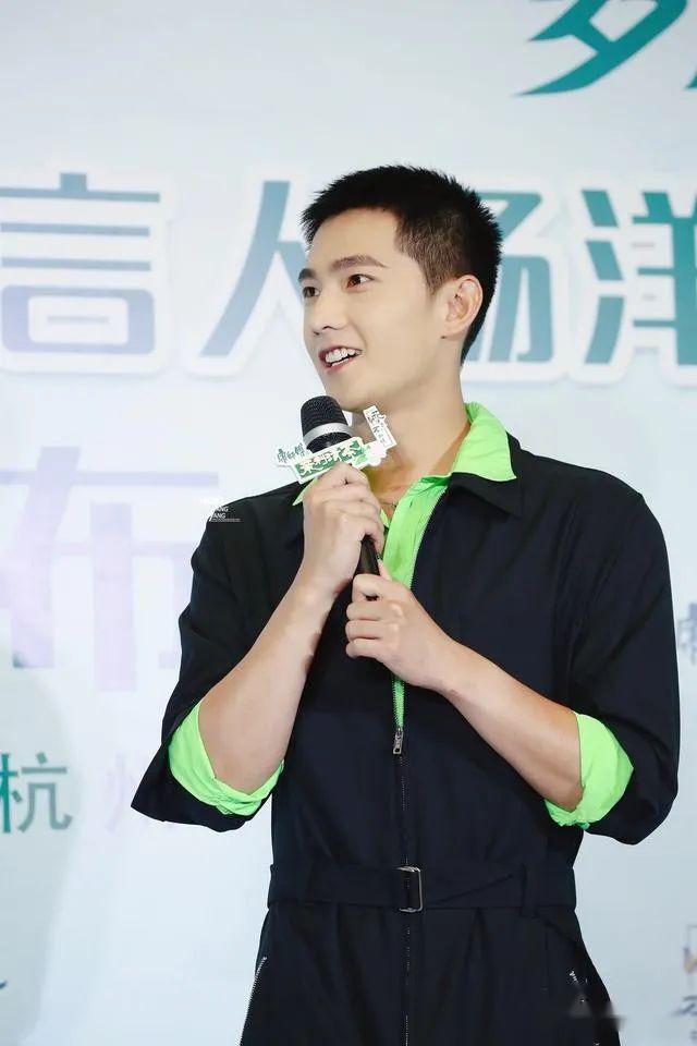 短寸男生遇上工装潮流2020年最火的搭配模板看看杨洋你就懂了