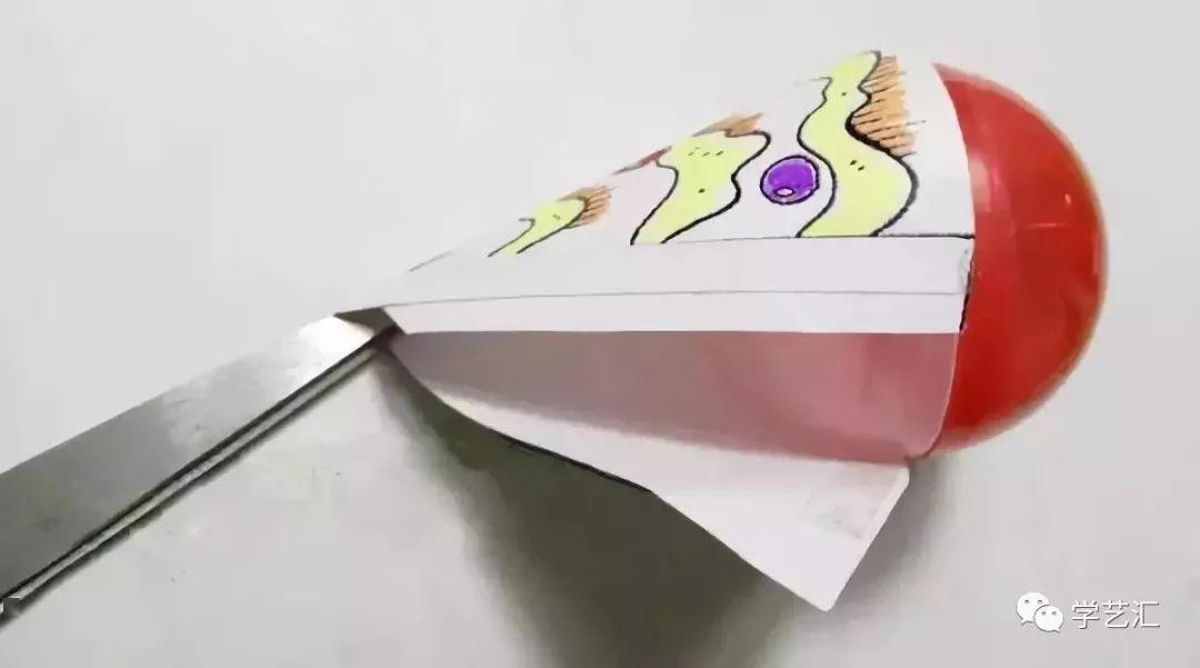 这时就需要做一顶大大的帽子了! 在卡纸上画上图案,不倒翁完成!
