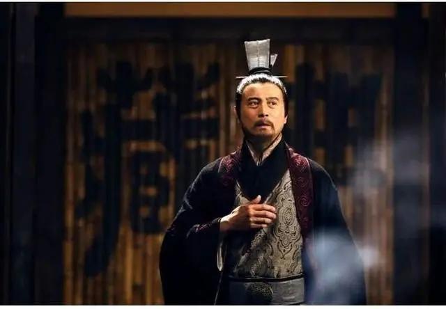 『剩菜』亲眼看到五岁女儿住狗窝，每天吃剩菜剩饭，他瞬间崩溃了.，战神回家