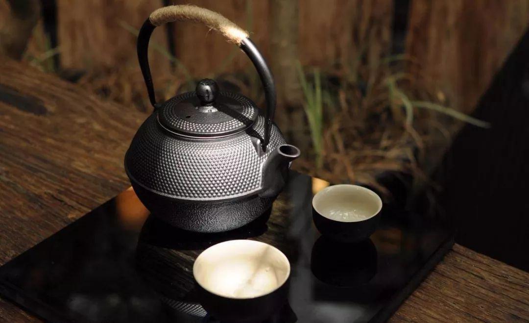 人生在世,生活需要三杯酒,一壶茶