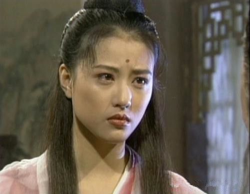 她是最美周芷若，嫁大10岁男星却离婚，今53岁大