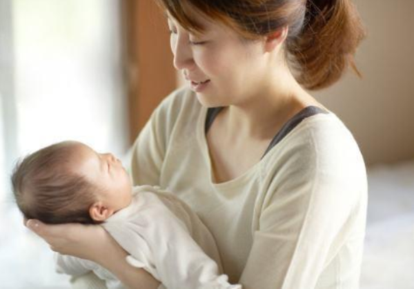 [宝宝]脊柱“弯了”，医生：父母可别做“糊涂”事宝宝刚出生三个月