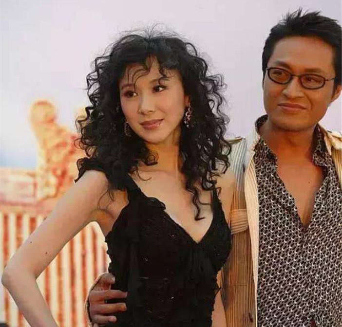因长得漂亮一炮而红，被传有12段情史，51岁未婚