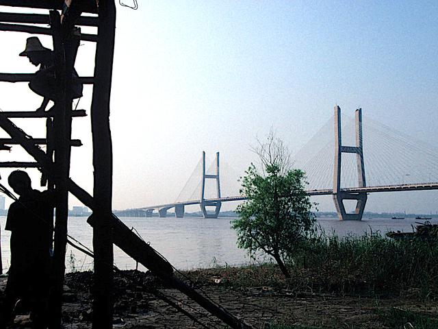 九十年代武汉,龙头企业武钢厂区,彼时的青山街景