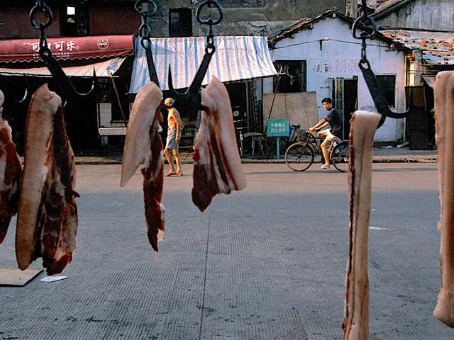 九十年代武汉,龙头企业武钢厂区,彼时的青山街景