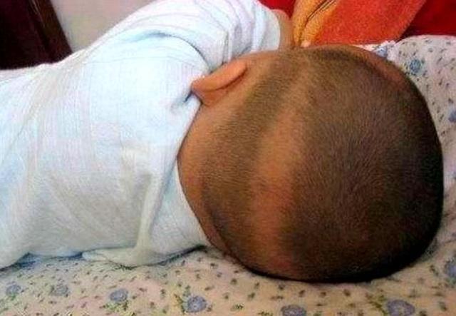 [小宝宝]妈妈先别着急补钙为啥小宝宝后脑勺都有一圈没头发？奶奶：缺钙