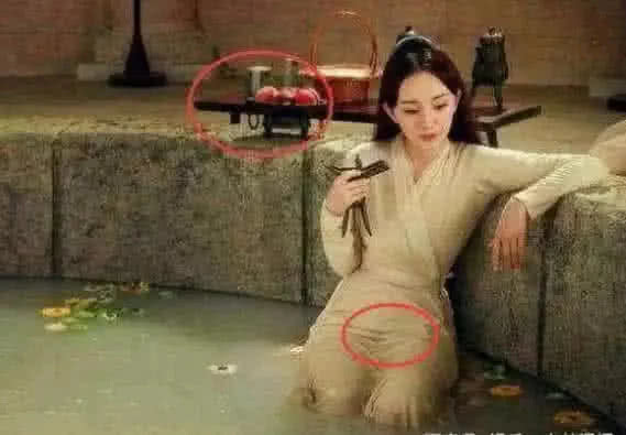 古力娜扎是娱乐圈有名的美女,这场和邓超的吻戏真是看一次笑一次,表情