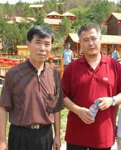 何庆魁本来只是一位渔民,整日编写小品剧本却无人识货.