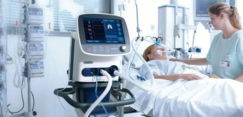 呼吸机最常见于医院的icu病房,呼吸机与纯净的加压氧气相连接,并通常