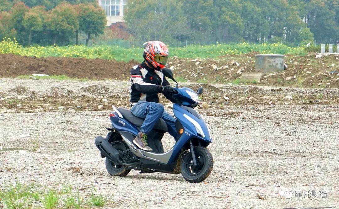摩智测评:8680元光阳新动丽v125动态评测