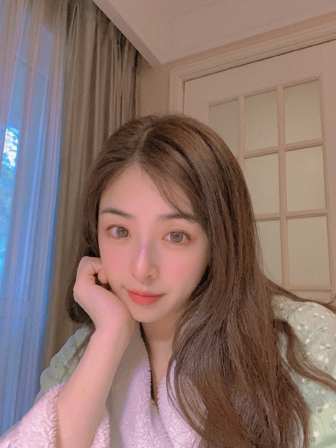 “少女偶像”张含韵庆祝31岁生日，她用15年洗掉