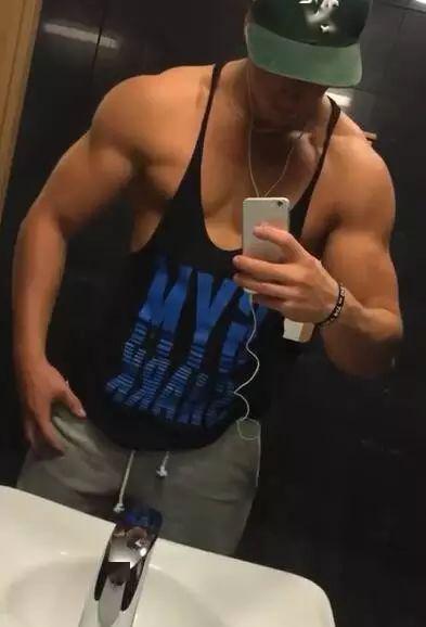 v字形背部是结实男人的重要标志,而一副让人尖叫的倒三角身材更是男神