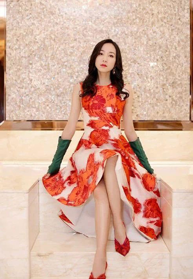 原创韩雪穿裙子坐在地上拍照摆出三种坐姿防走光不愧是娱乐圈清流