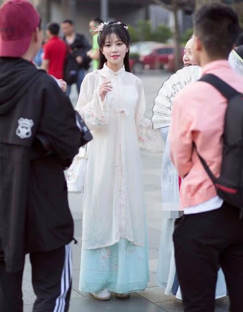 #气质#,街拍:汉服美女街头走红被围观,气质如兰,颜值堪比鞠婧祎