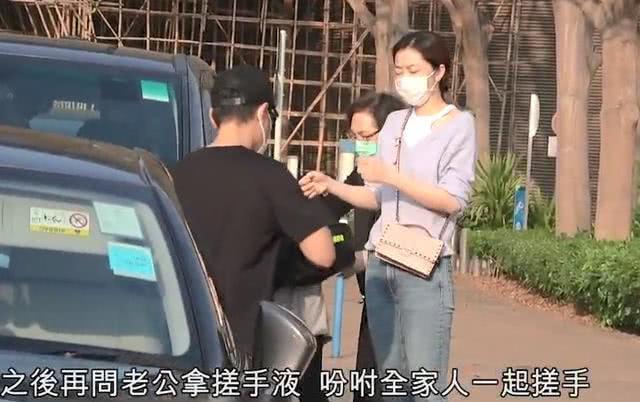 熊黛林四口之家出門曬太陽，夫妻各自推嬰兒車，雙胞胎女兒超可愛 娛樂 第7張