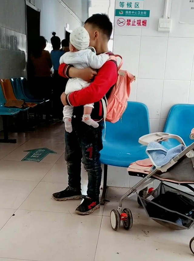 [妹妹]网友：未来老婆眼中的小姑子控一组哥哥抱妹妹打疫苗的偷拍照火了