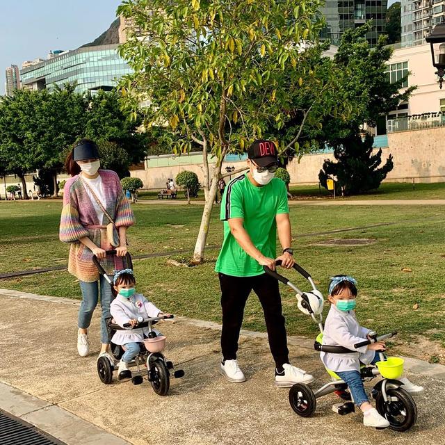 熊黛林四口之家出門曬太陽，夫妻各自推嬰兒車，雙胞胎女兒超可愛 娛樂 第2張