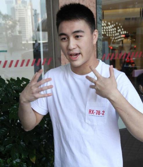 何猷君被传确诊感染，吃退烧药坐私人飞机回港