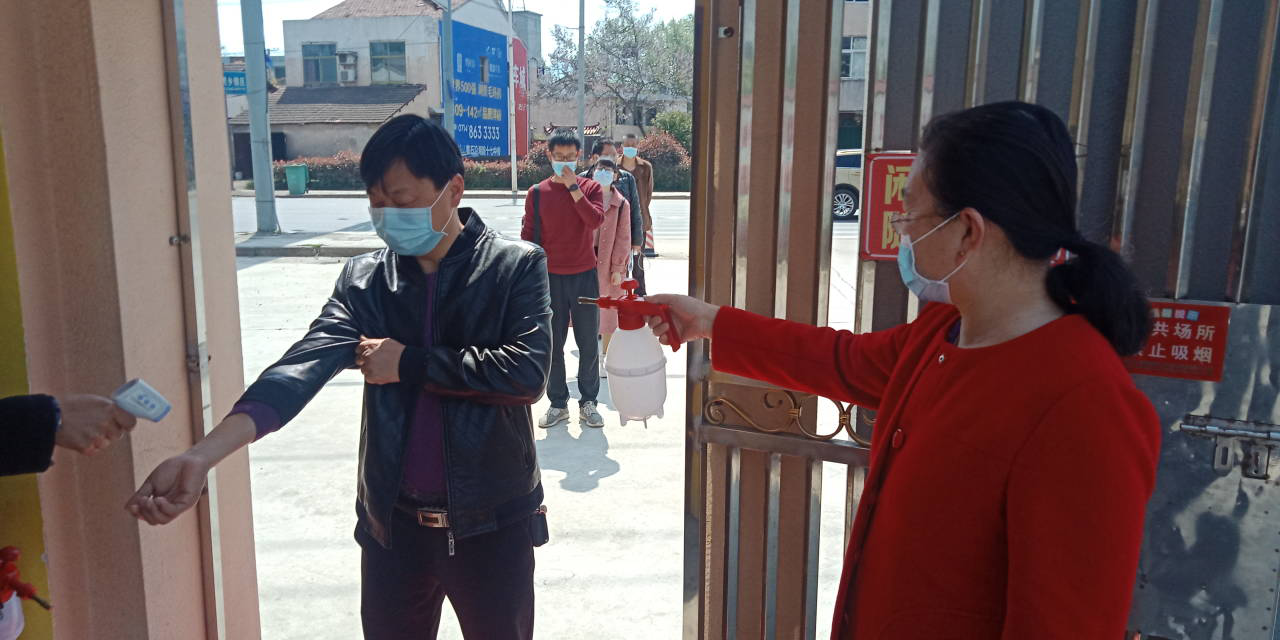 湖北省大冶市灵乡中学迎来一群"大学生"