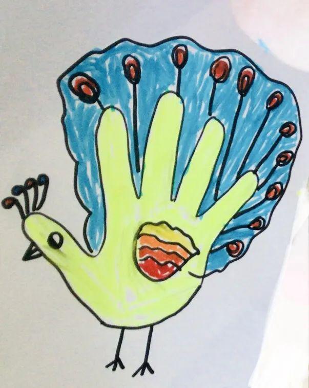 有的把五个手指加上了羽毛,变成了一只漂亮的孔雀