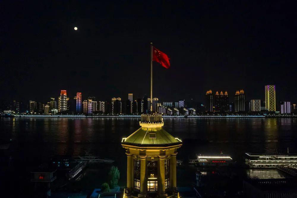 这是4月7日晚拍摄的武汉市江汉关博物馆及长江对岸建筑灯光夜景(无人