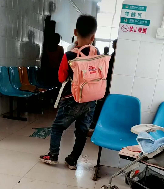 [妹妹]网友：未来老婆眼中的小姑子控一组哥哥抱妹妹打疫苗的偷拍照火了