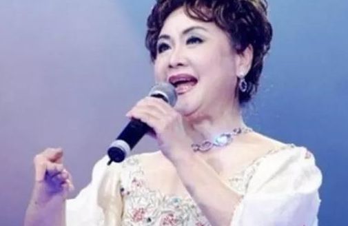 75岁李谷一近照曝光，二婚丈夫年轻像儿子，宝贝