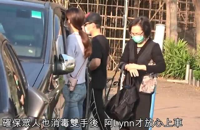 熊黛林四口之家出門曬太陽，夫妻各自推嬰兒車，雙胞胎女兒超可愛 娛樂 第8張