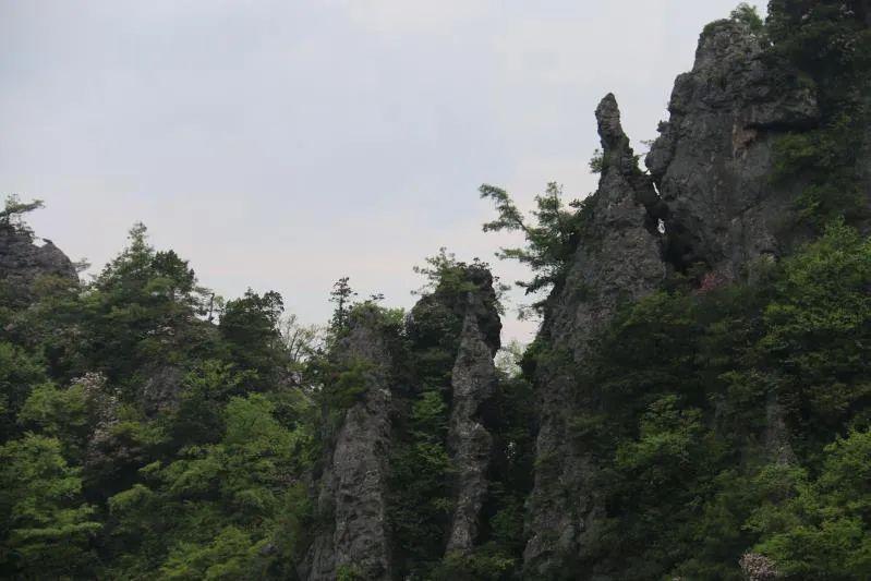 绝了黎坪景区石马山崖壁上惊现复活岛人脸