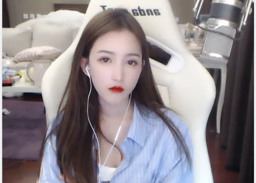 此后,在众多人的询问下,"小布丁pinky"对此解释道:"这是我弟弟!
