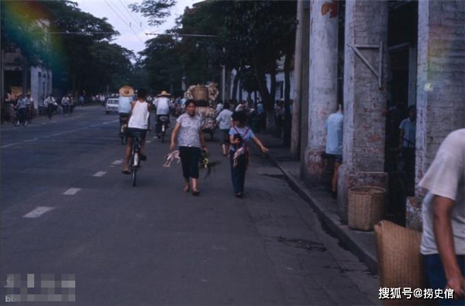 上世纪七八十年代公有制时期的广州市民住在狭窄的弄堂里