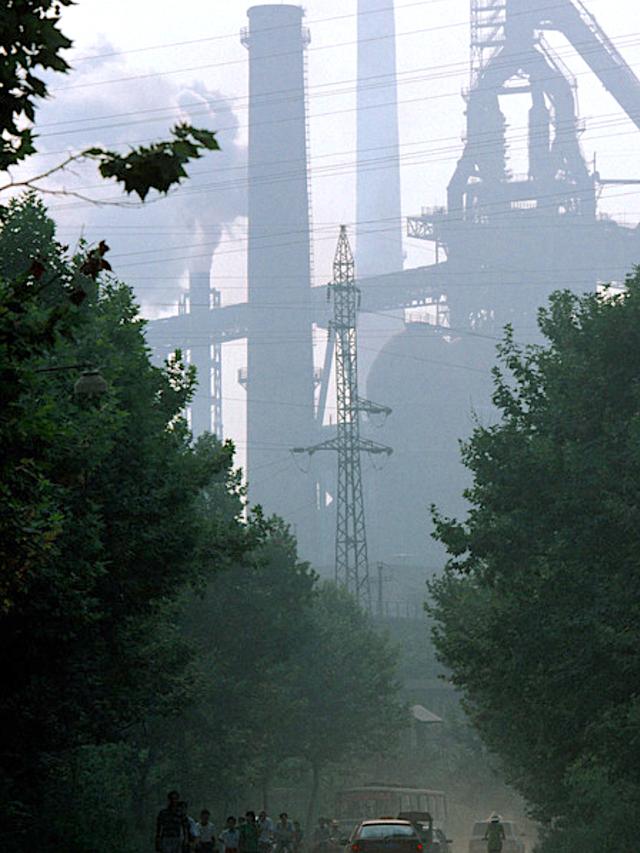 九十年代武汉,龙头企业武钢厂区,彼时的青山街景