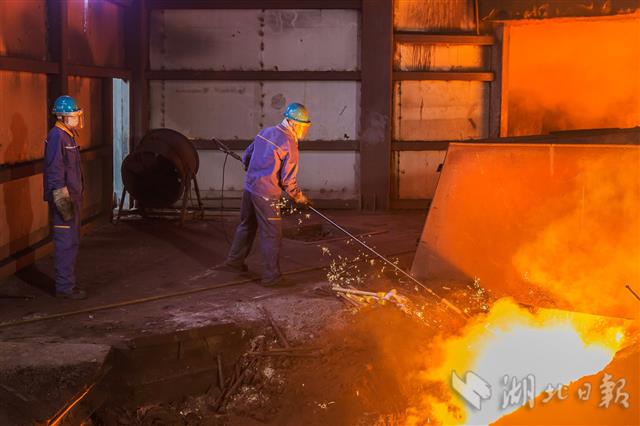4月7日,武钢有限炼钢厂三炼钢,工人正在观察钢坯切割.