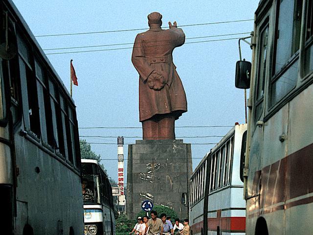 九十年代武汉,龙头企业武钢厂区,彼时的青山街景