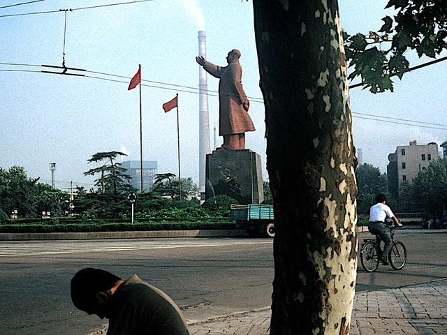九十年代武汉,龙头企业武钢厂区,彼时的青山街景