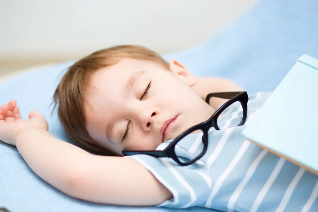 但孩子的睡眠障碍和成年人的睡眠障碍有区别,他们主要表现为睡眠不安