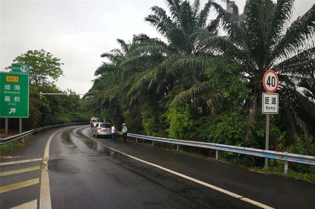 突发!琼海:高速公路上一车发故障,警方紧急救援