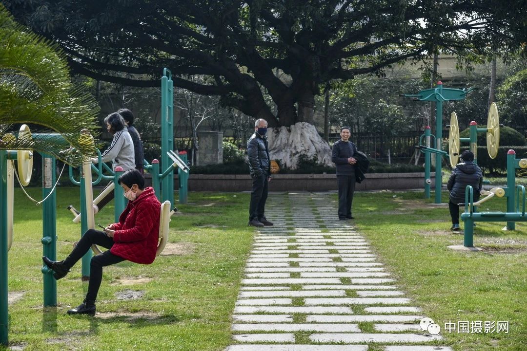 2月23日,疫情反击战趋于好转,一些老人开始在自家小区活动活动,期待