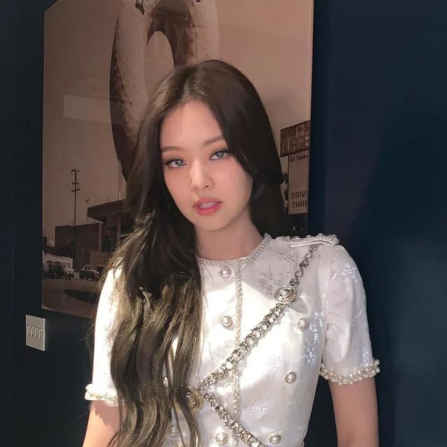 光靠造型 能穿出又可爱又酷的lisa jennie那完美头肩比吗?