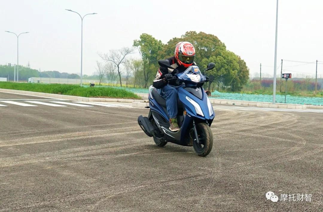 摩智测评:8680元光阳新动丽v125动态评测