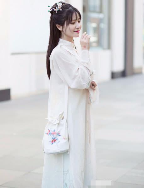 #气质#,街拍:汉服美女街头走红被围观,气质如兰,颜值堪比鞠婧祎