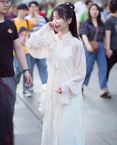 #气质#,街拍:汉服美女街头走红被围观,气质如兰,颜值堪比鞠婧祎