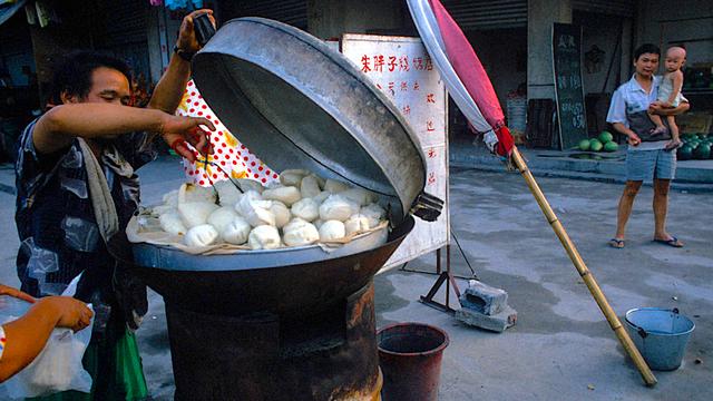 九十年代武汉,龙头企业武钢厂区,彼时的青山街景