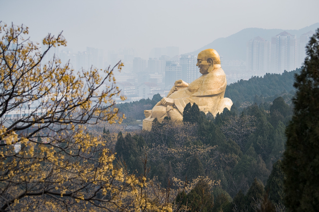 千佛山是泰山的余脉海拔285米占地1661公顷