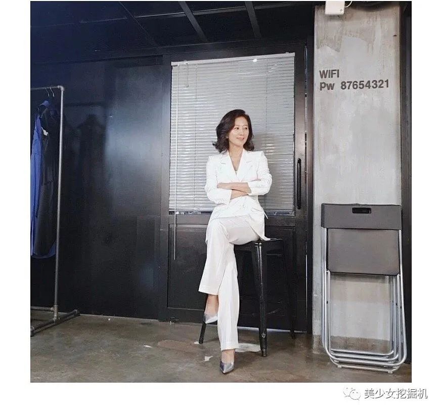 2014年,和刘亚仁搭档拍的《密爱》,金喜爱的状态也看不出来俩人有19岁的